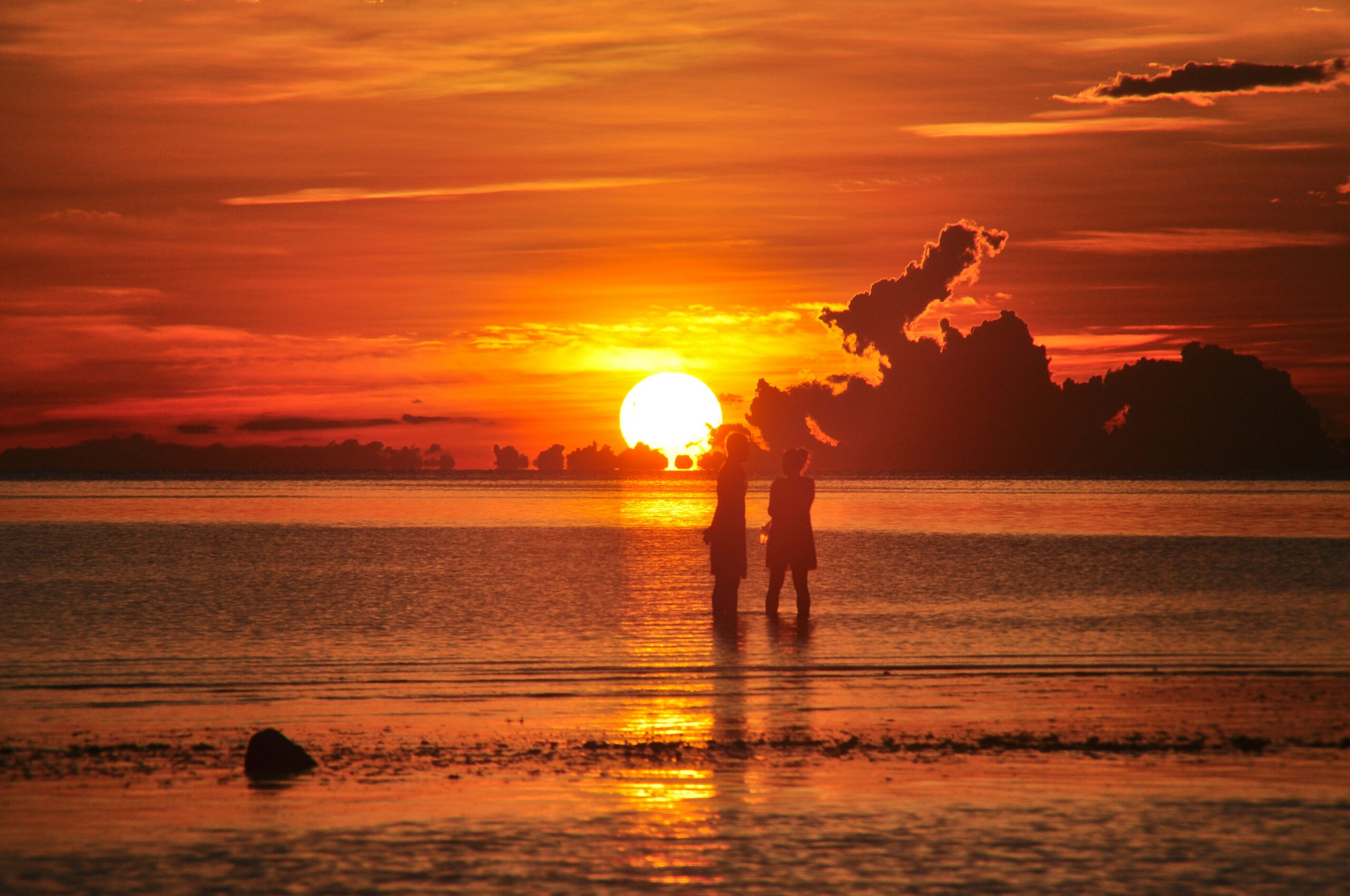 Thailand honeymoon sunset couple on beach planning romantic trip
